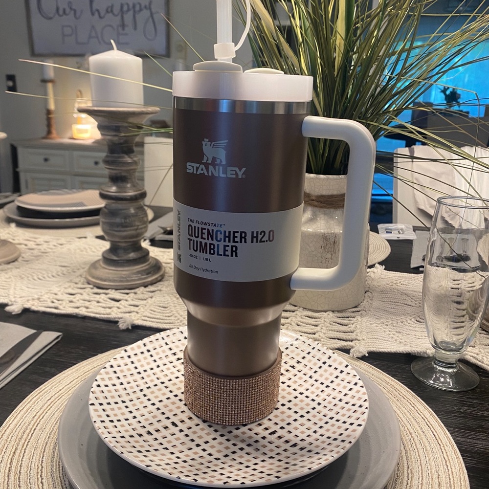 Stanley Quencher H2.0 Tumbler in Elegant Brown and White